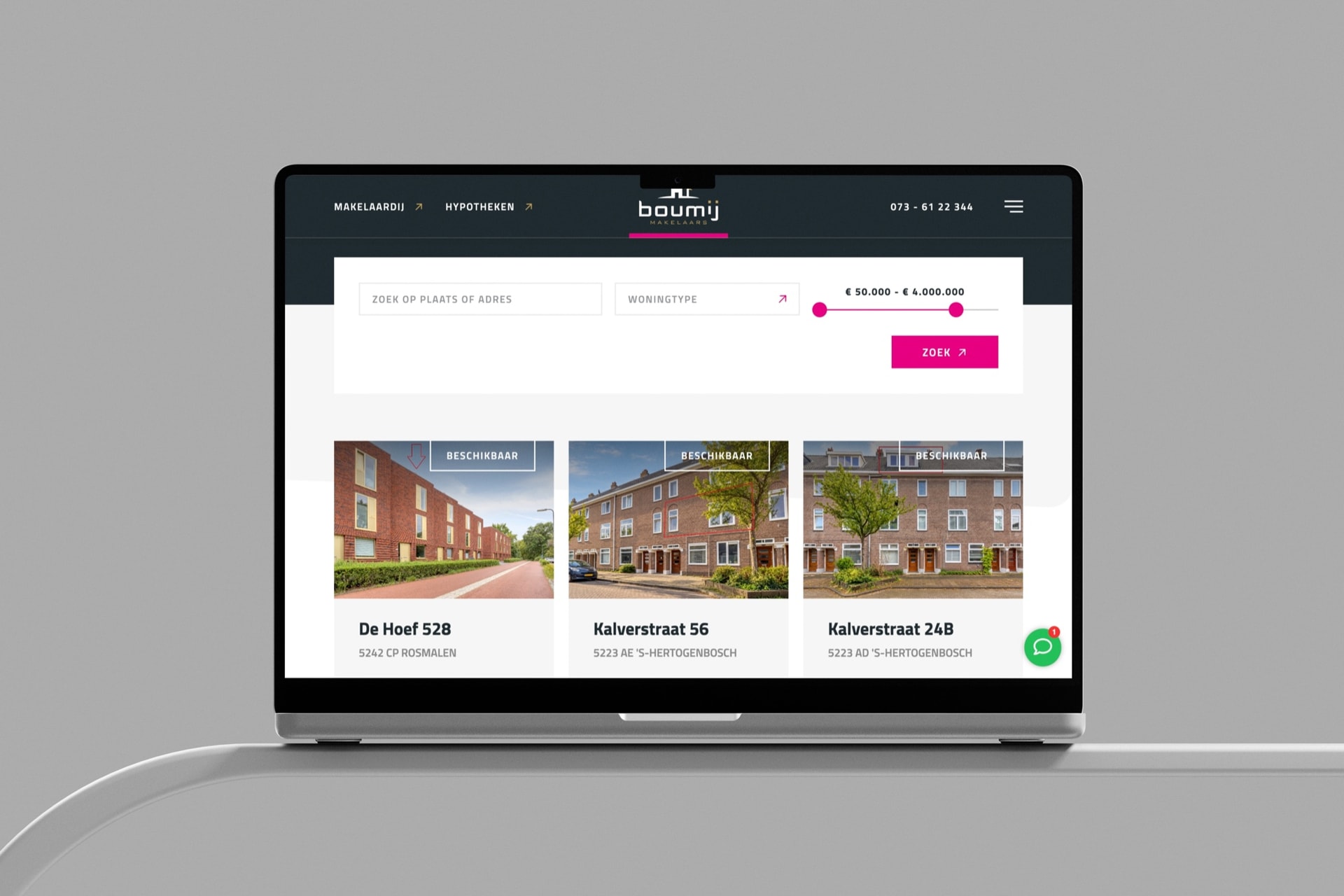 De website van Boumij Makelaars op een laptop, met de woningzoeker en drie beschikbare woningen