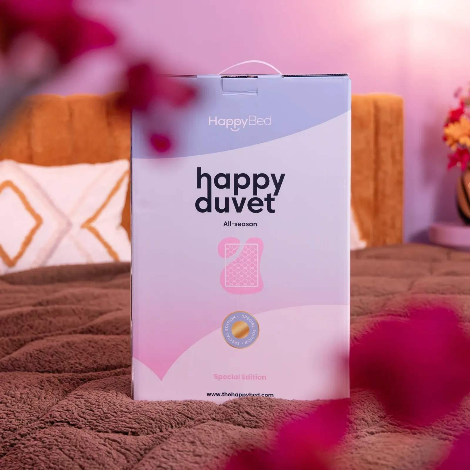 Verpakking van het HappyBed all-season dekbed op een opgemaakt bed