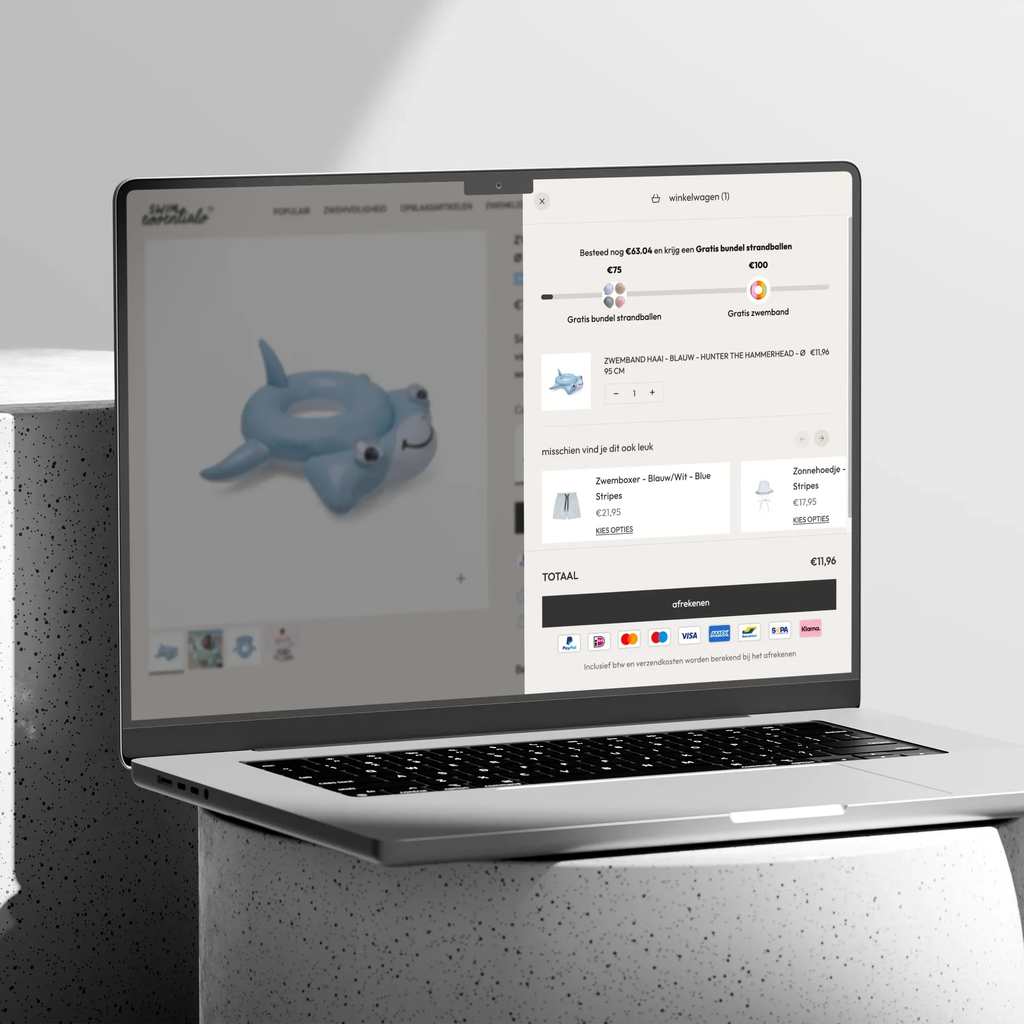 Webshop van Swim Essentials met een geopende winkelwagen, op een laptop