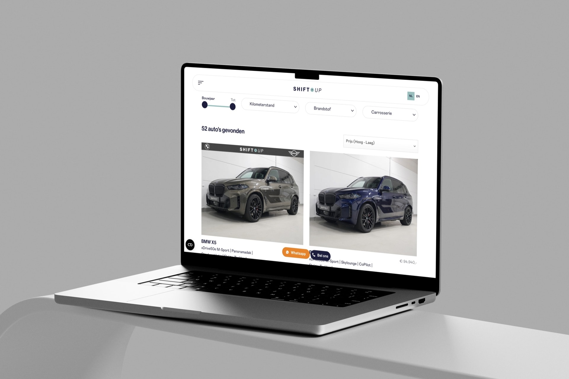 Het occasionoverzicht van Shiftup op een laptop, met filters op bouwjaar en brandstof en twee BMW’s