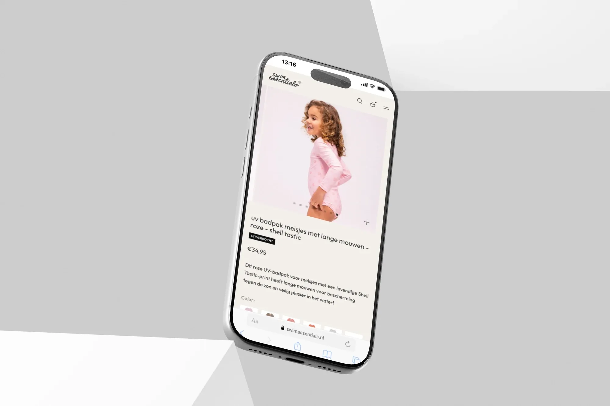 De productpagina van een roze UV-badpak in de webshop van Swim Essentials, op een telefoon
