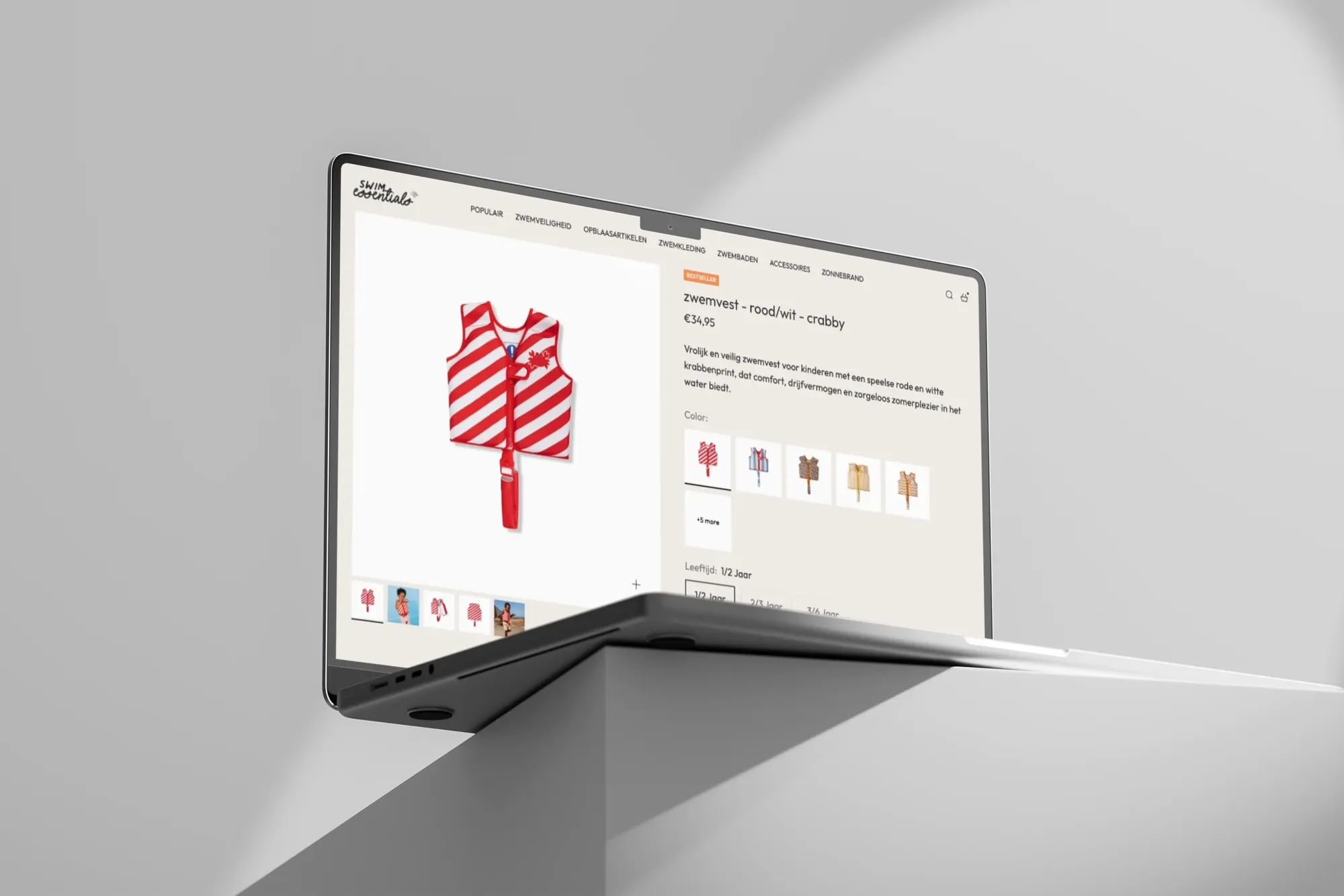 De productpagina van een rood-wit gestreept zwemvest in de webshop van Swim Essentials, op een laptop