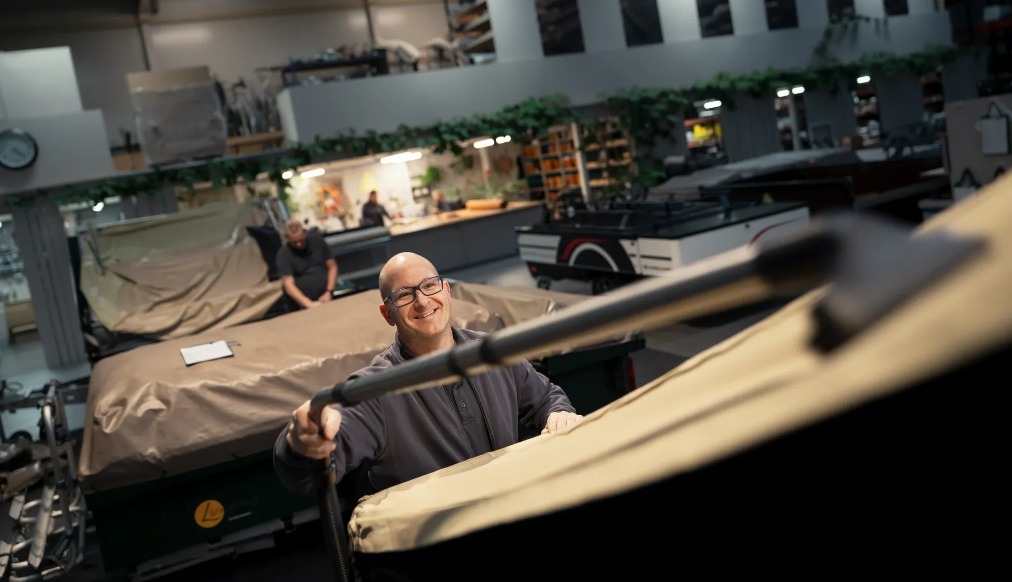 Medewerker van De Vouwwagenspecialist zet een vouwwagen op in de showroom