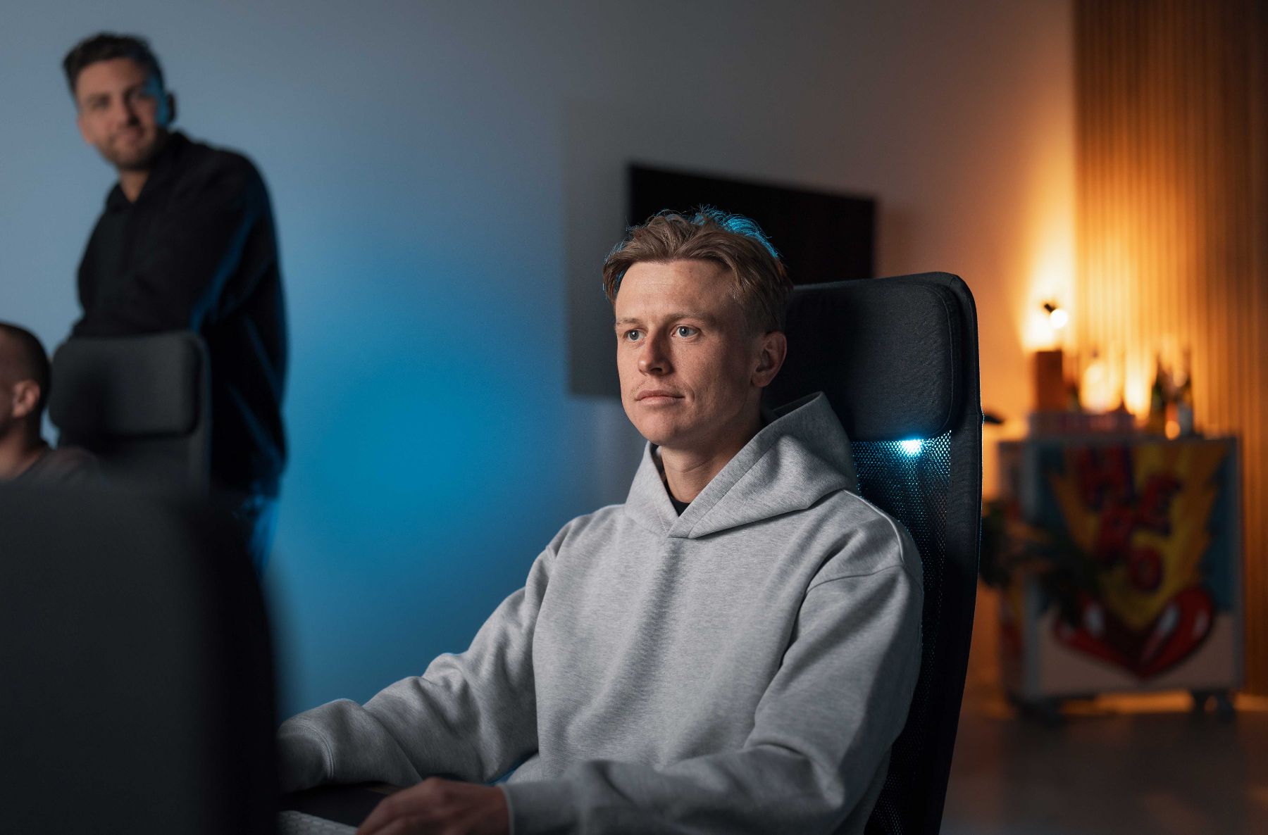 Twee collega’s van Klubb op kantoor, een van hen achter zijn bureau