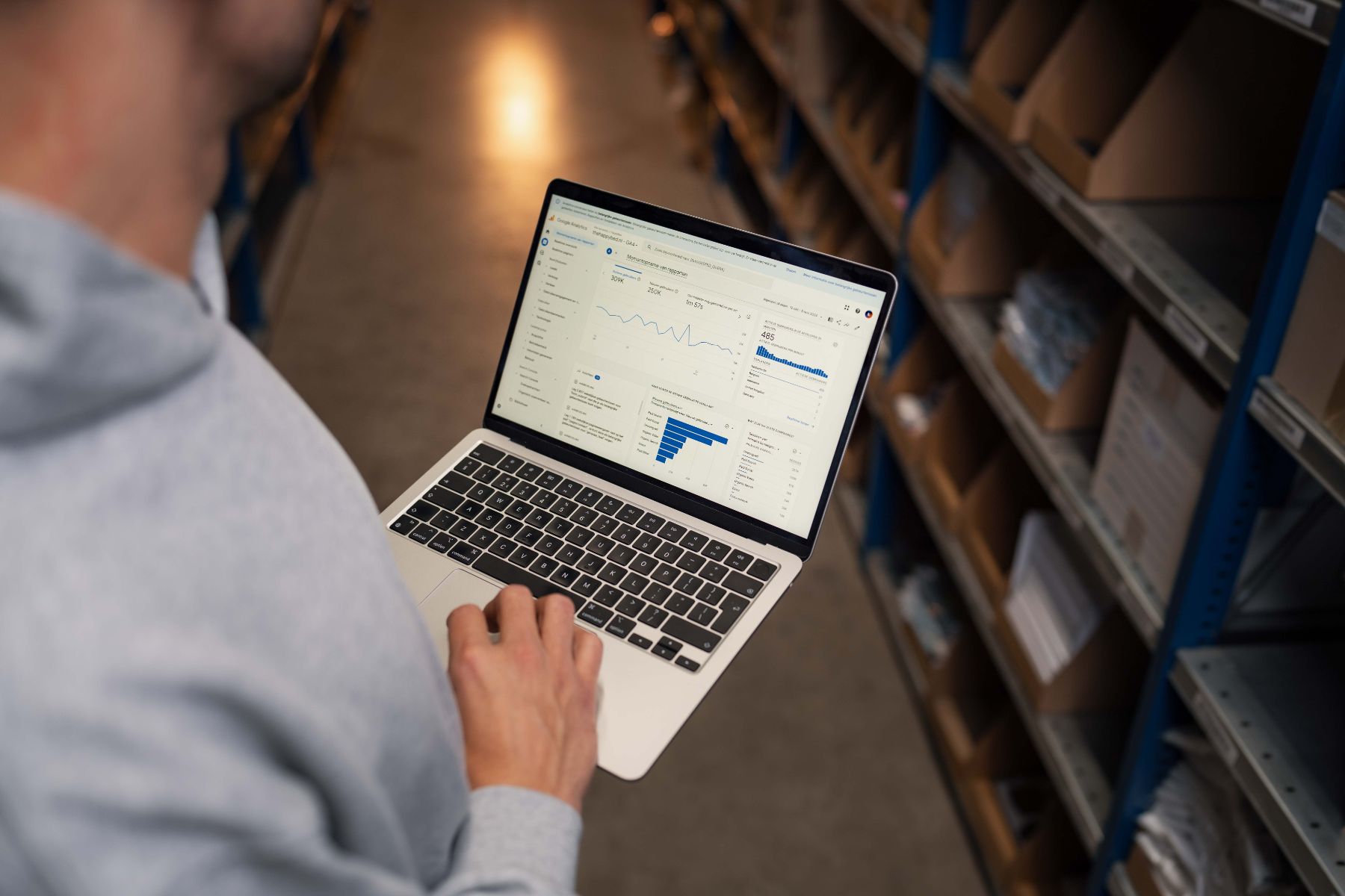 Een analytics-dashboard op een laptop in het magazijn van een klant