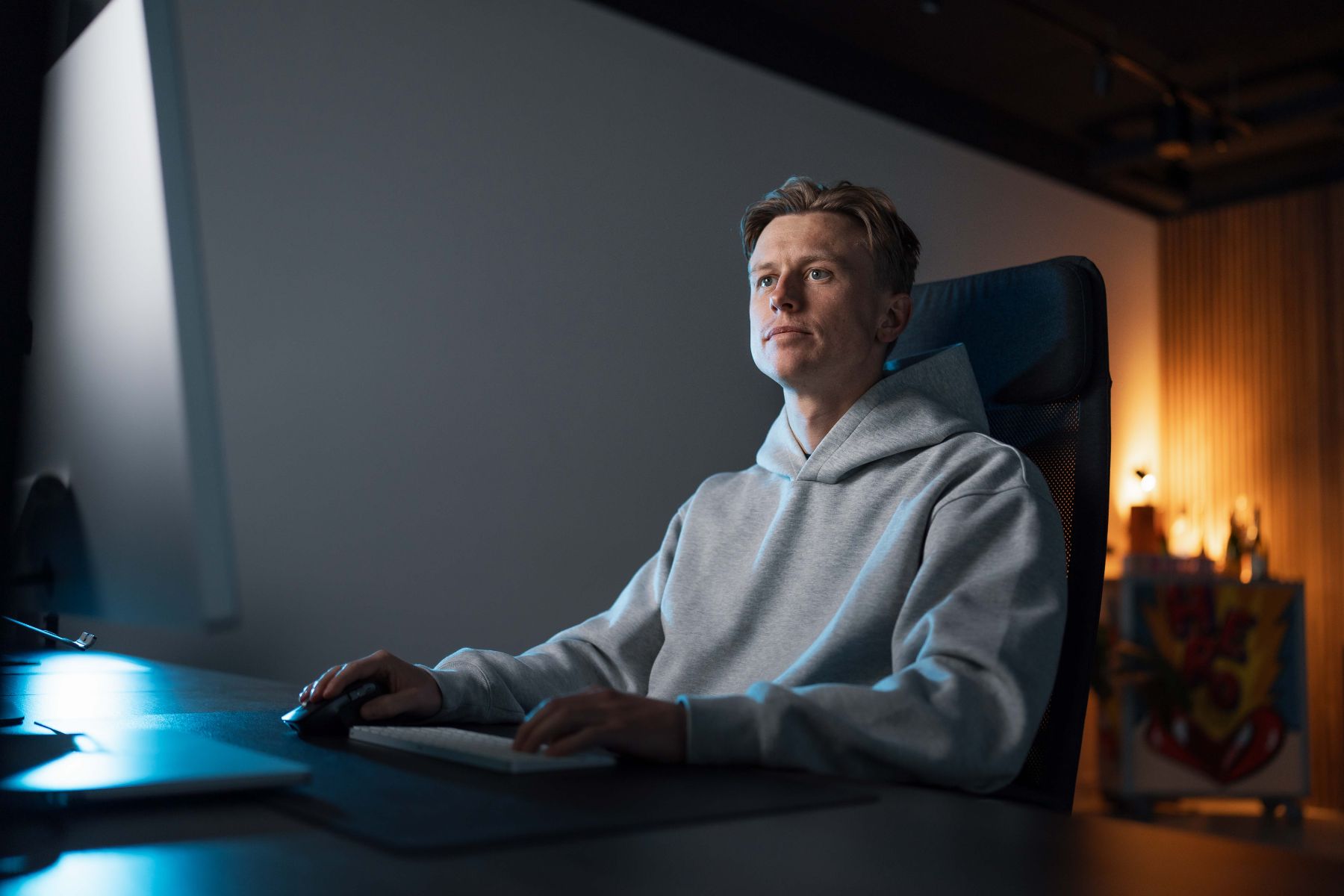 Specialist van Klubb achter een monitor op kantoor