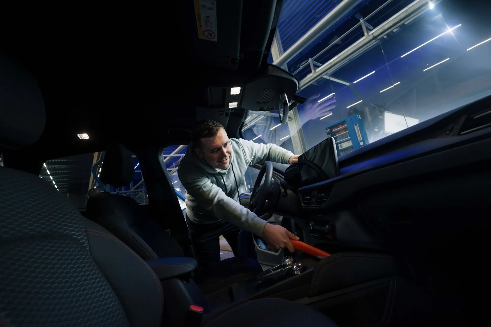 Medewerker van Washin7 reinigt het interieur van een auto